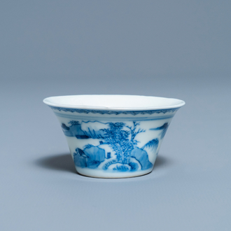Une tasse à vin en porcelaine de Chine en bleu et blanc, Kangxi